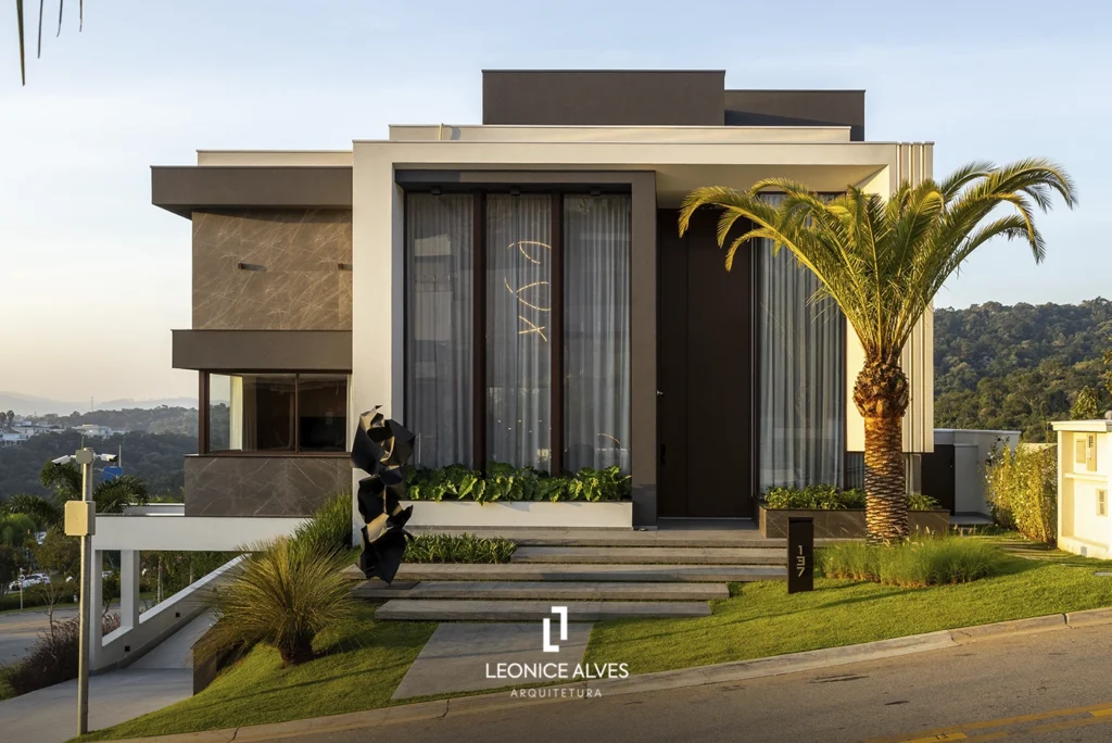 Arquitetos em Alphaville - Fachada casa moderna - Escritório de Arquitetura Leonice Alves com Natalia Hamada