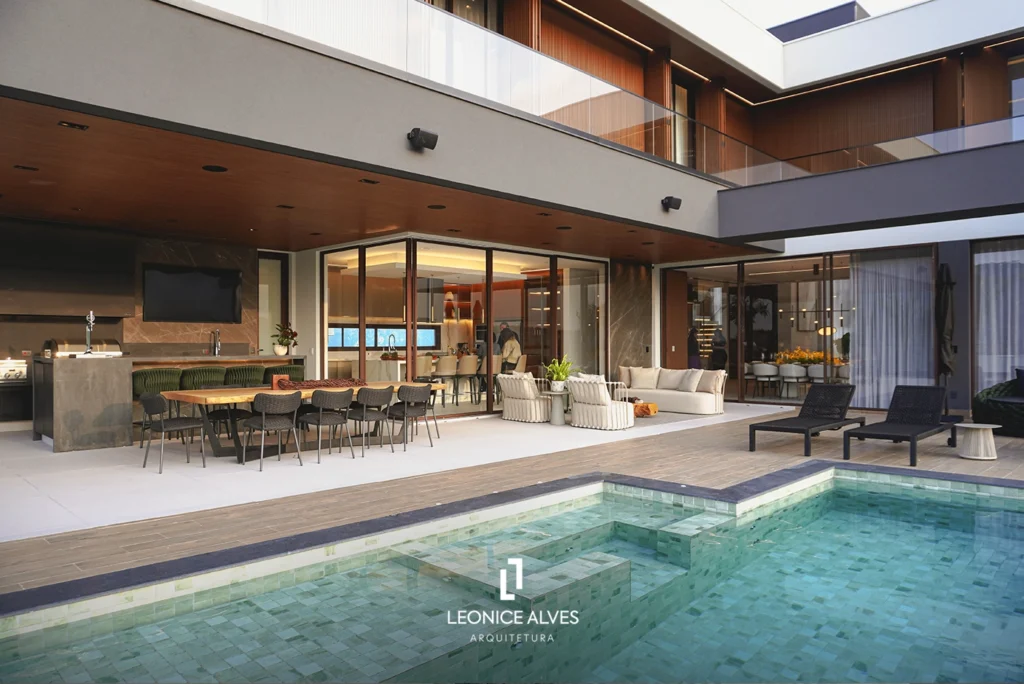 Arquitetos em Alphaville - Área Gourmet com piscina - Escritório de Arquitetura Leonice Alves com Natalia Hamada