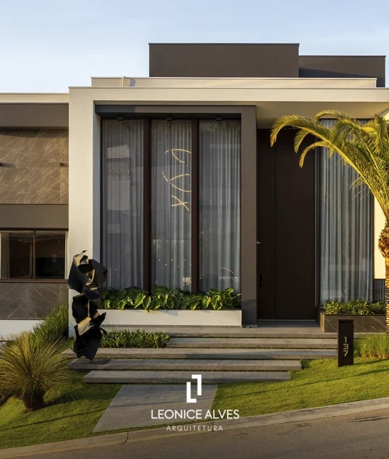 Arquitetos em Alphaville - Fachada casa moderna - Escritório de Arquitetura Leonice Alves com Natalia Hamada